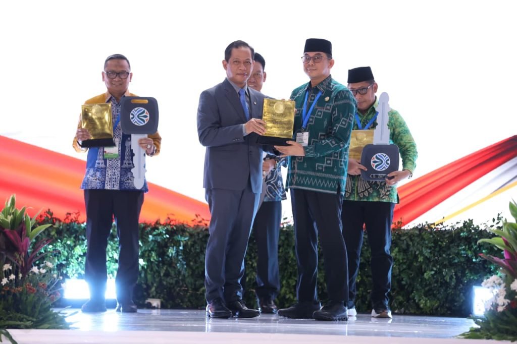 Tanah Bumbu Terima Predikat Sertifikat Menuju Kabupaten Bersih Tahun 2025 dari Kementerian Lingkungan Hidup